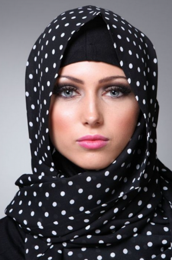 Hijab polka-dot dengan kesan retro yang anggun